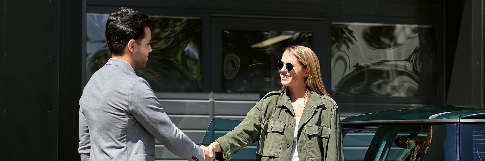 Аксессуары MINI - представитель сервисного центра mini передает ключи от машины женщине